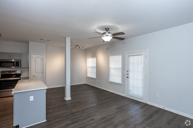 1BR,1BA-Redbud-Renovated - Urban House