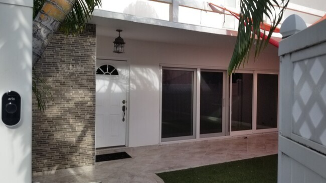 Entrada - 800 Raymond St