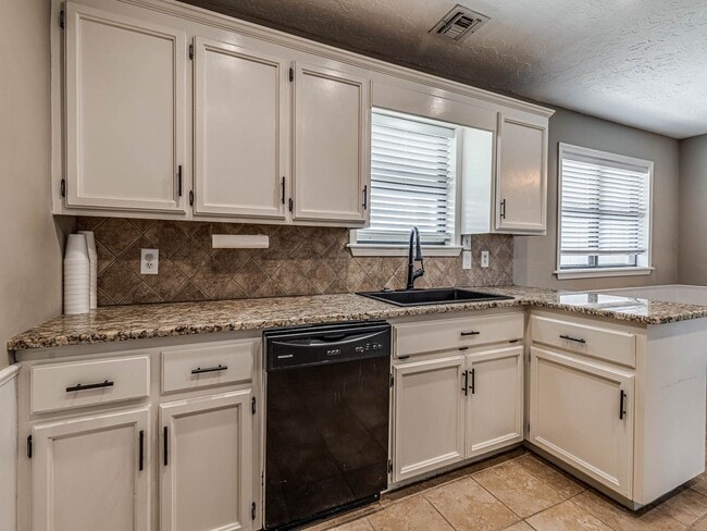 Photo - Beautiful 3 bedroom home in the heart of Coweta!