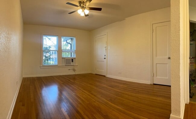 Building Photo - 401 W Lynwood Ave