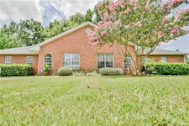 Building Photo - Duplex Available in August!