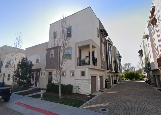 Building Photo - Modern 2-Bedroom Condo Near Downtown Sacra...
