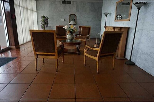 Photo - 4675 W 18th Ct Unidad 1009