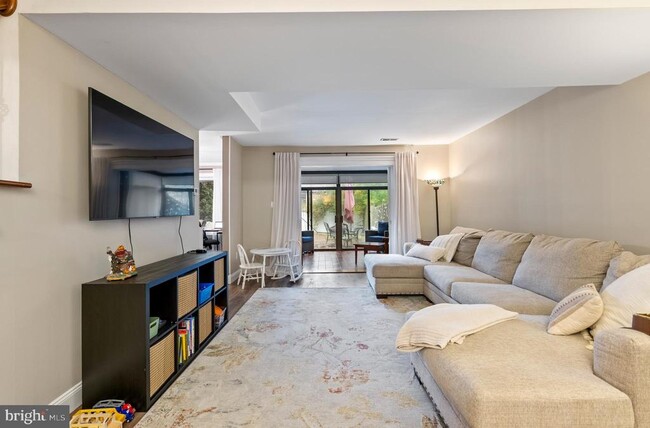 Photo - 226 Farleigh Ct