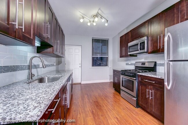 Building Photo - Gorgeous 3 Bed 2 Bath in the Edgewater area Unit 1