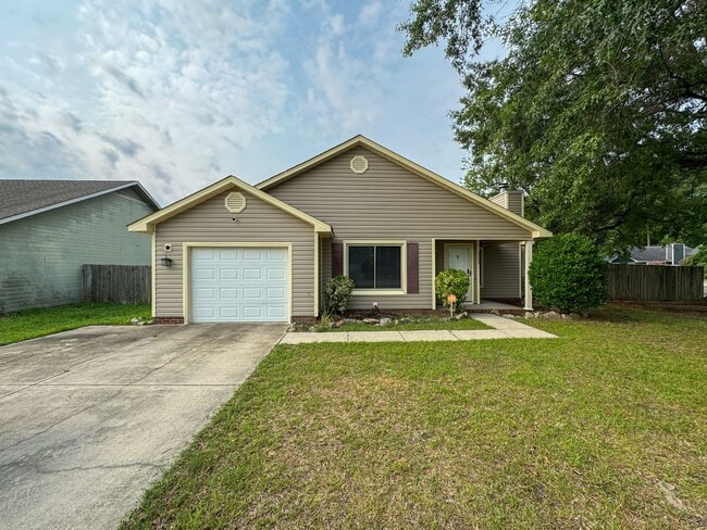 Building Photo - Charming 3 Bed 2 Bath Home with Fenced Yard