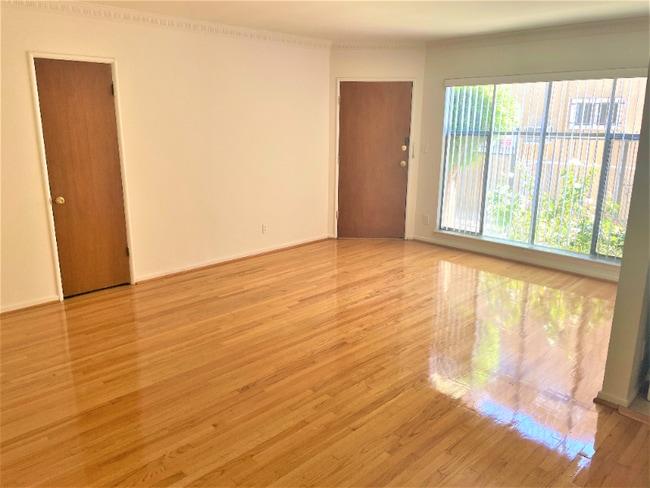 Photo - 1255 N Mansfield Ave Unit 2