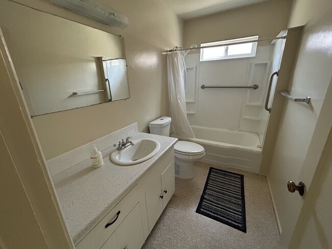 Photo - 740 Rougeot Pl