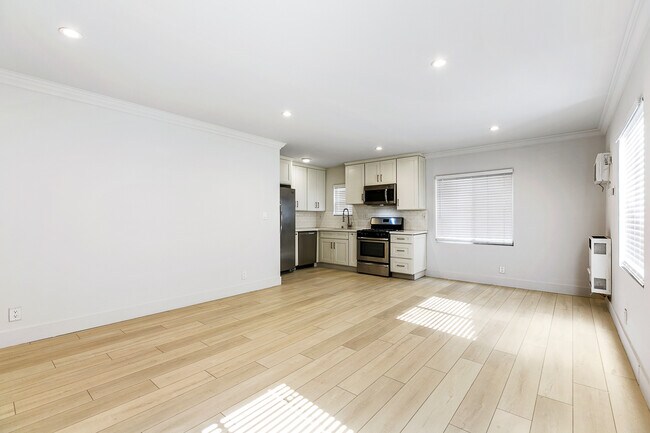 Photo - 341 N Heliotrope Dr Unit 341