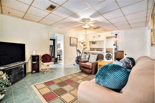 Photo - 17 Manor Way