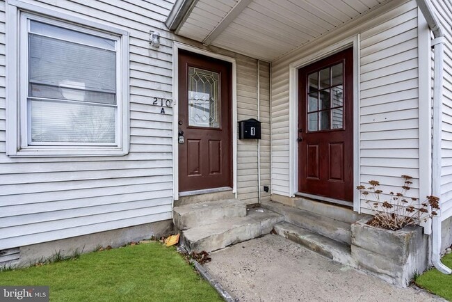 Building Photo - 210 Kossuth St