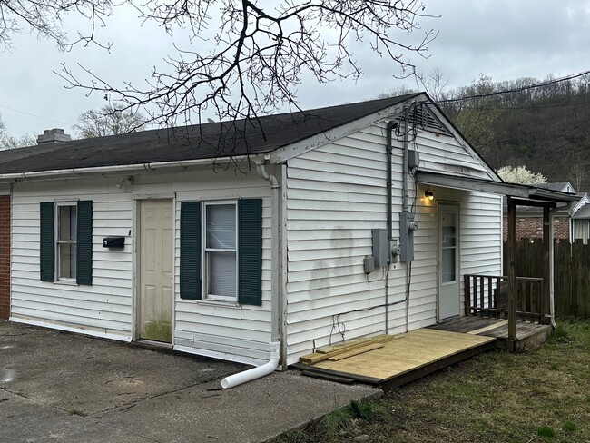 Building Photo - 114 Spring St Unit B