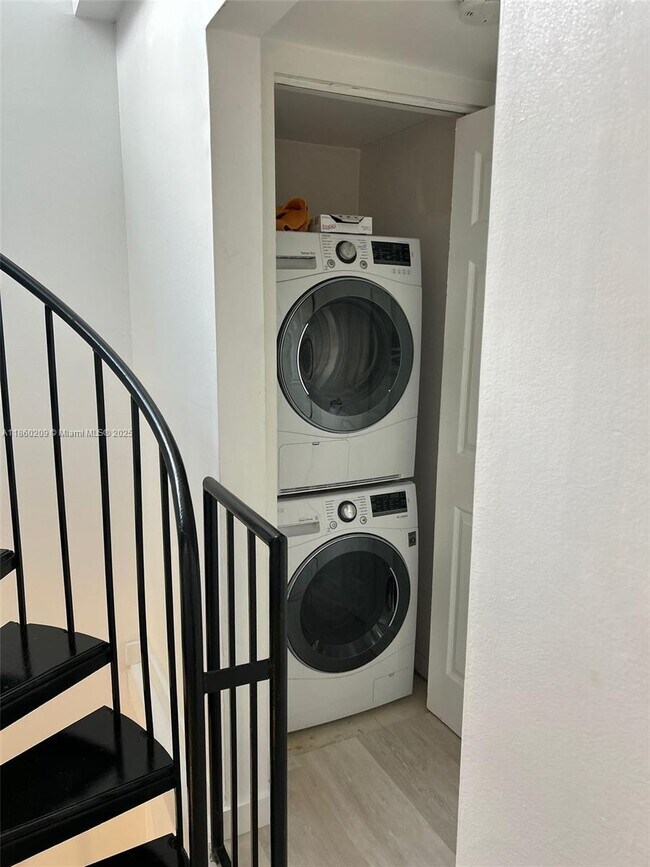 Building Photo - 3036 SW 27th Ave Rental