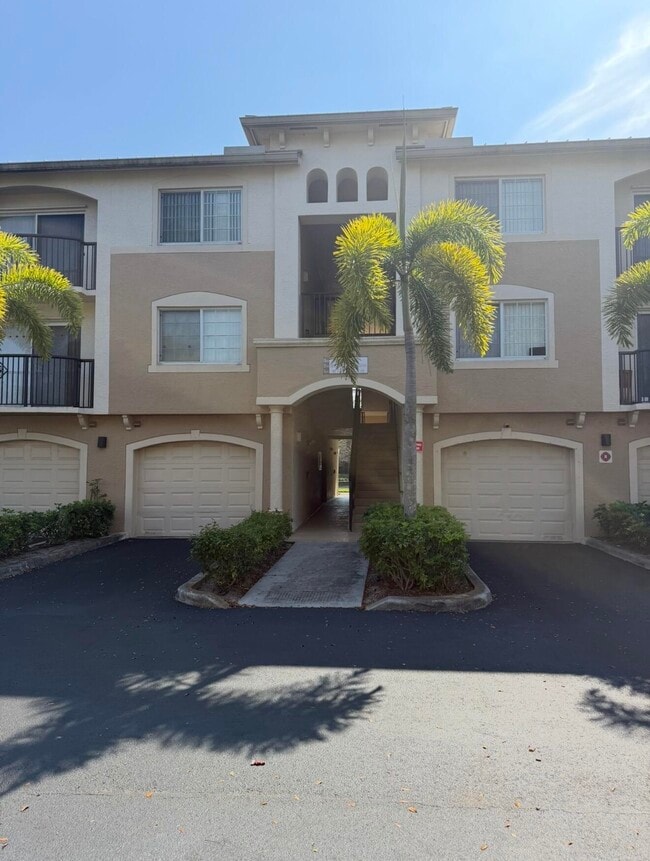 Building Photo - 100 Crestwood Ct N Unit 111