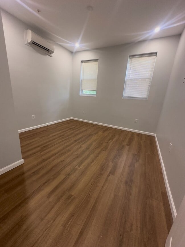 Building Photo - 1211 W Cambria St 1 St floor apartment