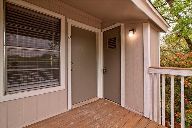 Photo - 401 Hedgewood Dr