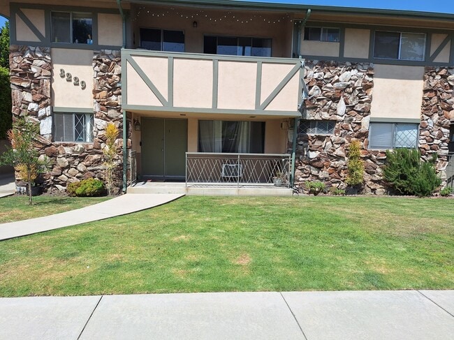 Front of Building - 3229 Glenhurst Ave Rental