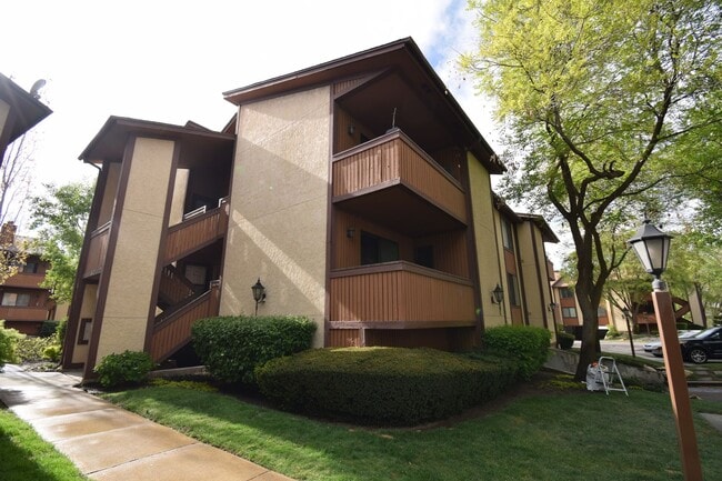 Building Photo - Charming 1 Bed 1 bath Condo in the Heart of Fort Union!!! Unit B5