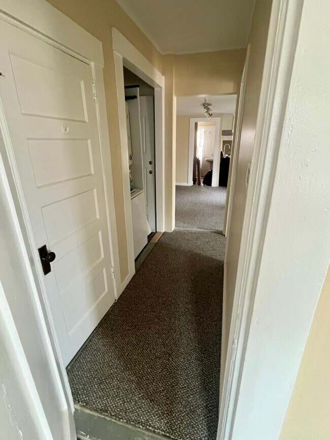 Salón privado con rincón de lavandería. - 29 Pine St Unidad 1