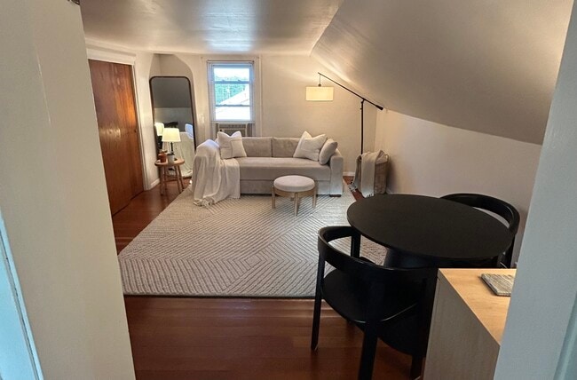 Building Photo - 686 Bloom Rd Unit 301