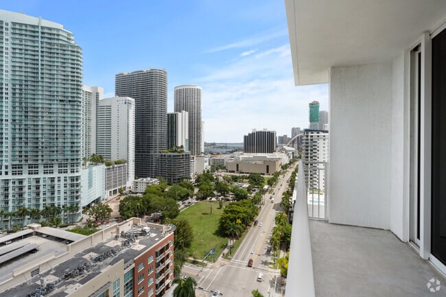 1BR, 1BA - 710SF - Balcony