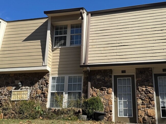 Building Photo - 2BR/1.5BA For Rent