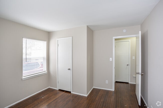 2BR, 2BA - 900 SF - Roseland Court Luxury Duplexes