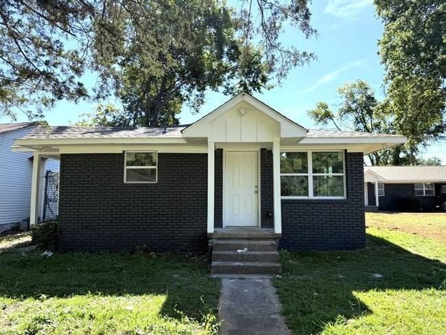 Building Photo - 2 bed, 1 bath, 1 level with large yard Rental