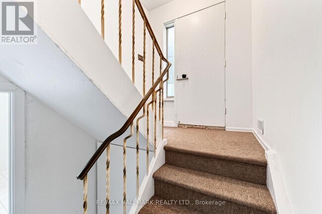 Photo - 402 Kingston Rd