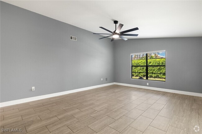 Building Photo - 130 SE 12th Pl Rental