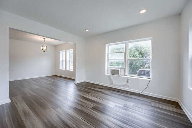 Photo - 2704-2706 Benton Blvd Unidad 2704 Benton Blvd-1N