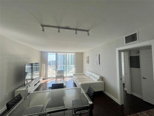 Building Photo - 1155 Brickell Bay Dr Unit 1607