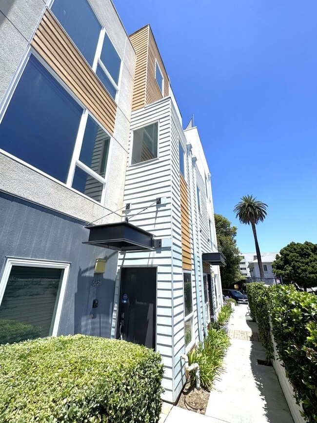 Building Photo - Modern Home in Hollywood with 2-Bedrooms, 3 Baths, 2-Car Attached Garage, and Private Rooftop Deck