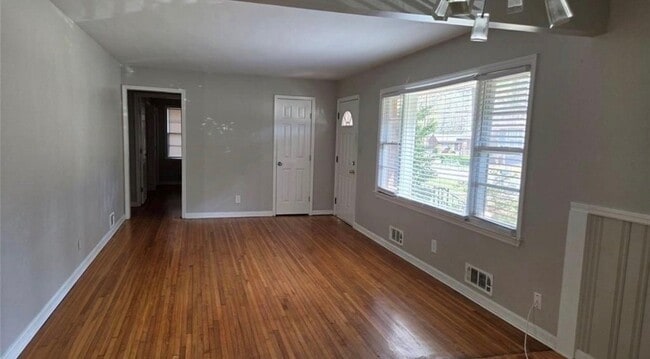 Photo - 136 Hillsdale Dr SE