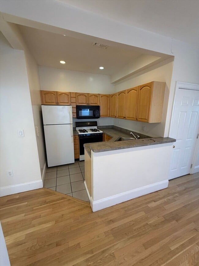 Building Photo - 4-12 Humboldt Place Unit 6 - 3