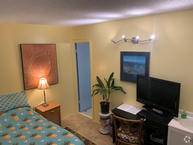 Building Photo - 2421 Ala Wai Blvd Unit Studio Rental