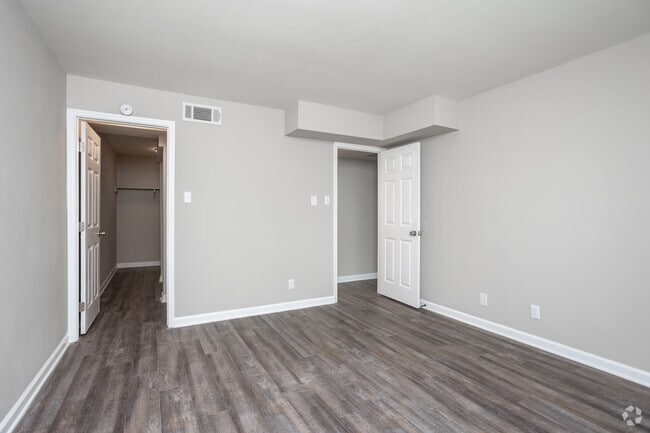 1BR, 1BA - 800SF - Primary Bedroom