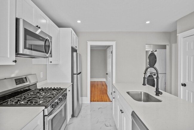 Building Photo - Completely Renovated 2 Bedroom in Elmhurst! Unit #1