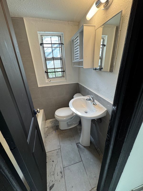 Photo - 929 W 27th St