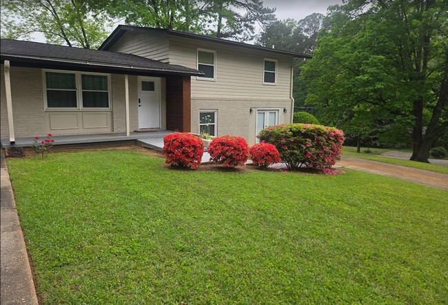 Photo - 1675 Bouldercliff Ct SE House