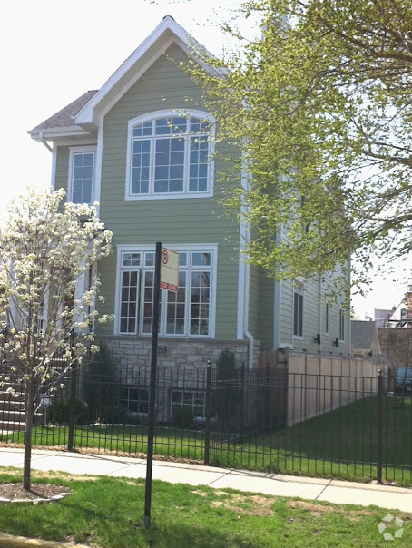 Building Photo - 2215 W Barry Ave Rental