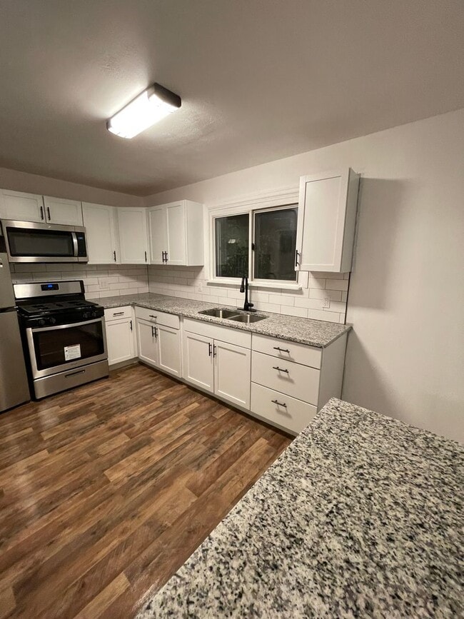 Building Photo - 3 Bedroom Home Fully Updated.