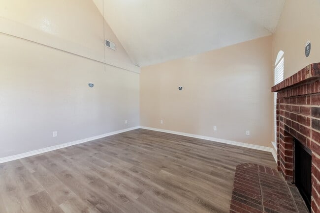 Photo - 618 Bandera St