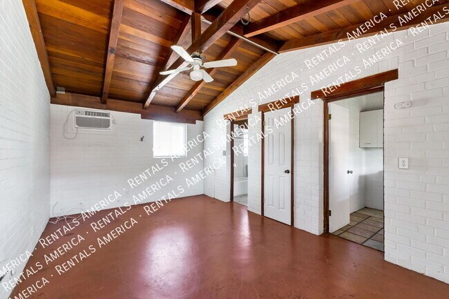947 N Alvernon Way