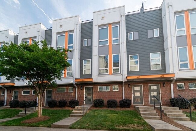 Building Photo - Beautiful Modern Townhome in South End Available 5/1!