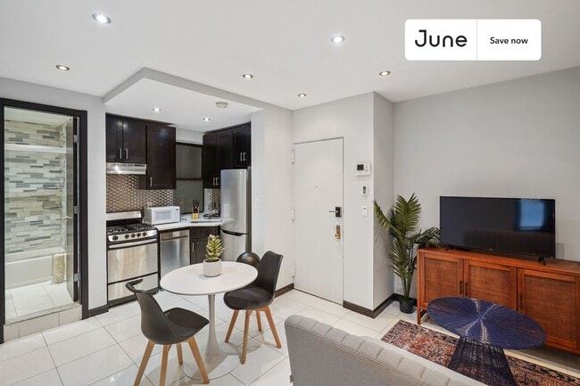 Building Photo - 15 W 107th St