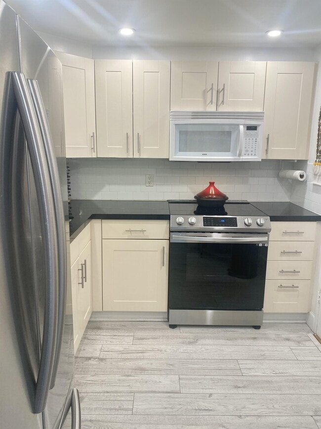 Photo - 800 West Ave