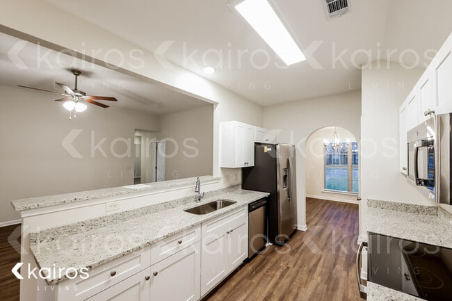 Photo - 147 Nottingham Wy