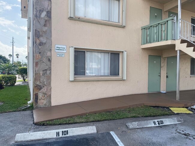 Building Photo - 700 Village Green Ct Unit 101