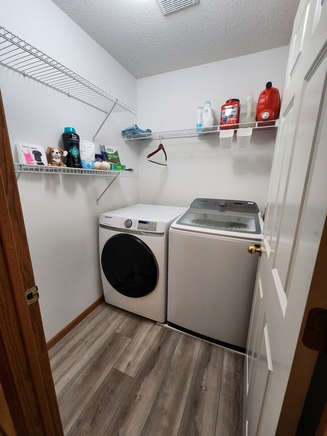 spacious laundry room - 862 Princeton Ave